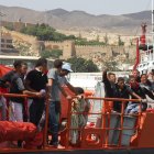 Inmigrantes procedentes del norte de África a bordo de un buque de Salvamento Marítimo.
