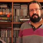 Javier M. Alcaraz, creador de RockSesión, frente a su colección de discos y libros sobre música. (Foto: Juan Jesús Sánchez Santos)