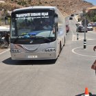 Autobús que cubre el servicio desde San José a las playas de Genoveses y Mónsul.