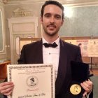 Juan de Dios Mateos muestra el segundo premio obtenido en Rumanía.