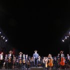 Michael Thomas y los 74 músicos, con sombrero de vaquero.