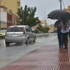 Viandantes en un día de lluvia por las calles de la capital.