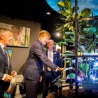 El Rey Guillermo Alejandro inaugura el Centro de Experiencia de Koppert, acompañado por Paul Koppert y Henri Oosthoek.?