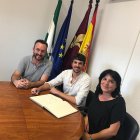 Dante Pérez, alcalde de Gimenells (Lérida), con los alcaldes de Bédar, Ángel Collado, y Los Gallardos, María González. Foto: La Opinión de Almería