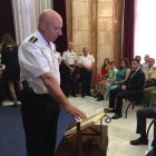 Rafael Madrona jura el cargo ante la mirada de su familia, al fondo