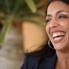 Marta Bosquet ríe durante un momento de la entrevista con La Voz