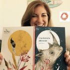 La editora Gema Sirvent con la obra seleccionada.