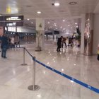 Trabajadores del aeropuerto achicando agua.