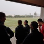 Los jugadores en el vestuario durante la granizada.