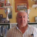 Antonio Ramón en la sala de trofeos que tiene el Club cañaero en el túnel de vestuarios.