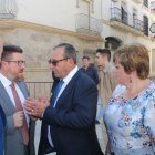 El matrimonio Navarro de Haro comparte con el consejero de Agricultura los momentos previos a la comida en conmemoración de la empresa.