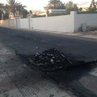 Uno de los contenedores de basura quemados en la Urba, en una foto de IU.