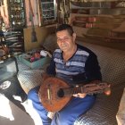 Ramón en su taller, con su apreciada bandurria, una pieza única construida por los Hermanos Moya en 1895.