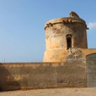 Torreón de San Miguel de Cabo de Gata que hasta la década de los 90 acogió el cuartel de Guardia Civil. Foto: Benreis