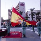 arriado de la Bandera de España en la Plaza de las Velas de Almería.