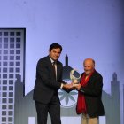 El presidente de AEMA entrega el galardón al pintor Antonio López.