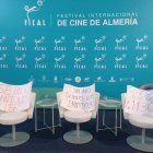 Carteles desplegados por un grupo de profesionales almerienses que trabajaron en la película Domino.