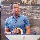 Arnold Schwarzenegger con su Tierra  de cine.