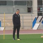 Lucas Alcaraz se pone al sol y las manos en los bolsillos.