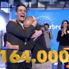 Christian Gálvez celebra con Antonio Ruiz el premio. / Mediaset España