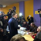 Albert Rivera depositando su voto.