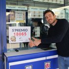 Eduardo Linares, responsable de la administración de Vícar que ha vendido el 5º premio.