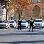 Dos agentes dirigen el tráfico en la capital.