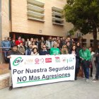 Profesores concentrándose a las puertas del Instituto Fuente Nueva de El Ejido en repulsa a la agresión.