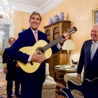 John Kerry  con la guitarra que le regaló Margallo en 2015.