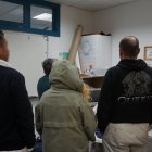 Asistentes a una reunión de Alcohólicos Anónimos donde comparten sus vivencias entre sí y se dan apoyo mutuo. Foto: Ricardo Alba