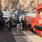 Momento en el que sacan los cadáveres de la embarcación de Salvamento Marítimo.