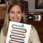 La editora Gema Sirvent con el título distinguido.