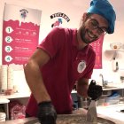 José Luis  Rosa Soler (Garrucha, 1989), elaborando uno de sus helados artesanos.