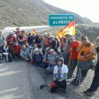 Los senderistas celebran que cruzan el límite de la provincia de Almería, donde culmina su marcha.