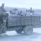 Regreso  de familias, que llegaron exhaustas a Almería, a sus casas en Motril, auxiliadas por camiones republicanos. / AHP.