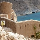 El castillo de San Pedro con una señal de peligro por desprendimientos.