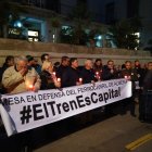 Protesta de la Mesa del Tren, ayer.