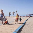 Pasarela en una de las playas de la capital.