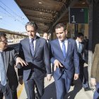 El ministro De la Serna, con Matarí, Fernández-Pacheco y Hernando, en la estación de Almería.