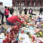 Una mujer encendía ayer por la tarde velas en el improvisado memorial erigido en La Ballena en honor al pequeño Gabriel Cruz.