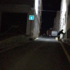 Un agente de la Guardia Civil pone un precinto en la zona acotada tras el crimen