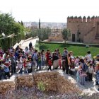 Un grupo de niños visitando la Alcazaba.