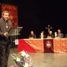 El canónigo Juan José Martín Campos pronunciando el Pregón oficial de la Semana Santa, en el Teatro Apolo.