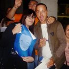 Aaron Paul, recibiendo una ilustración de la diseñadora gráfica almeriense Paula García.