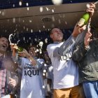 Celebración con champán en la Administración número Dos de Roquetas de Mar tras conocer el premio. 