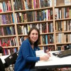 Sarah Thomas firma ejemplares de su libro. 