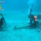 La Guardia Civil acota y señaliza un yacimiento submarino.