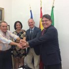 El delegado (segundo por la derecha) con los alcaldes.