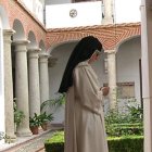 Una hermana medita en uno de los patios del convento.
