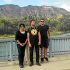 El almeriense, junto a dos compañeros de clase, con Hollywood al fondo.